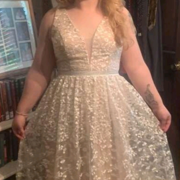 Wedding dress - Picture 2 of 3